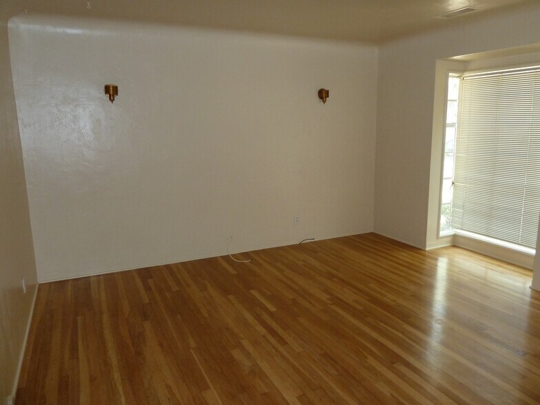 Building Photo - 402 N Santa Ana Ave