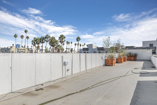 Building Photo - 2837 San Marino St