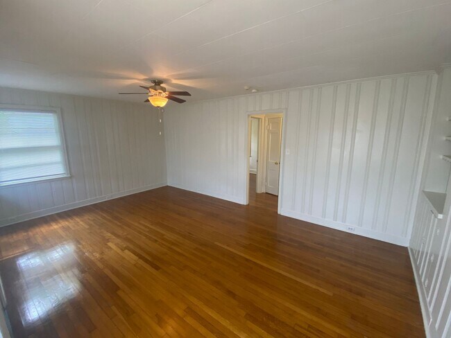 Building Photo - Adorable Old West Durham Home / Fenced Bac...