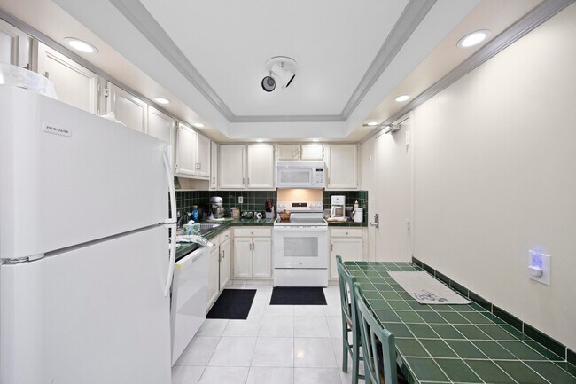 Building Photo - 10777 W Sample Rd