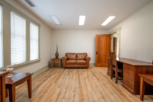 Building Photo - Woodlands Unit 237 - Available NOW