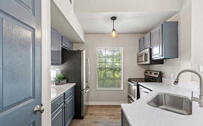Building Photo - 13700 Richmond Park Dr N