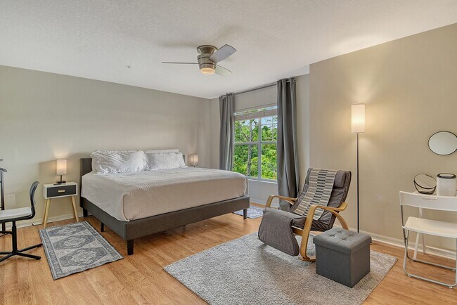 Building Photo - Spacious 3 bedroom, 2 bath condo with a lake view in Palmer Ranch