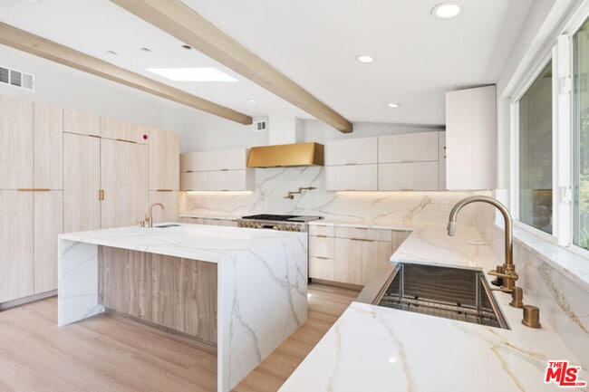 Building Photo - 1190 Bienveneda Ave