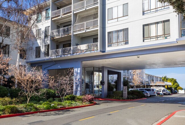Building Photo - Full Size One Bedroom with Top Floor Privacy
