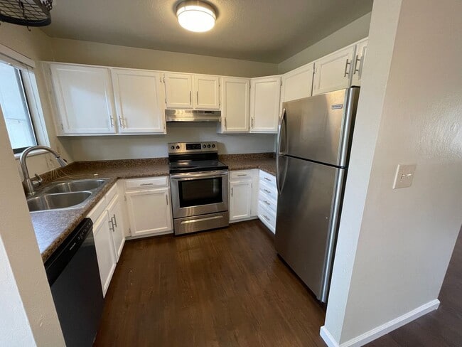 Primary Photo - Centaur Village 3 Bedroom/2 Bath Newly Upd...