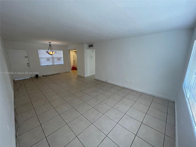 Building Photo - 13700 NE 6th Ave