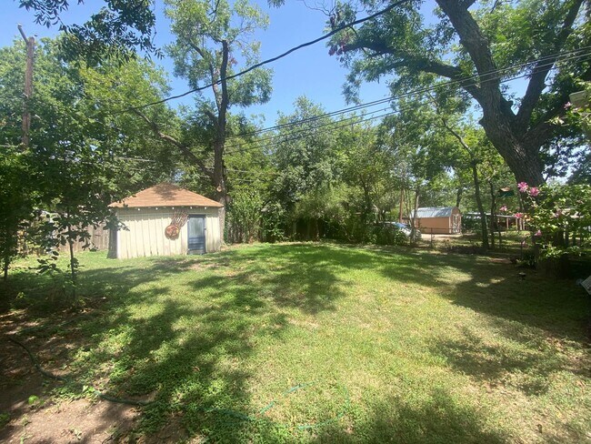 Building Photo - Charming 2/1 in Hyde Park- 4518 Depew!