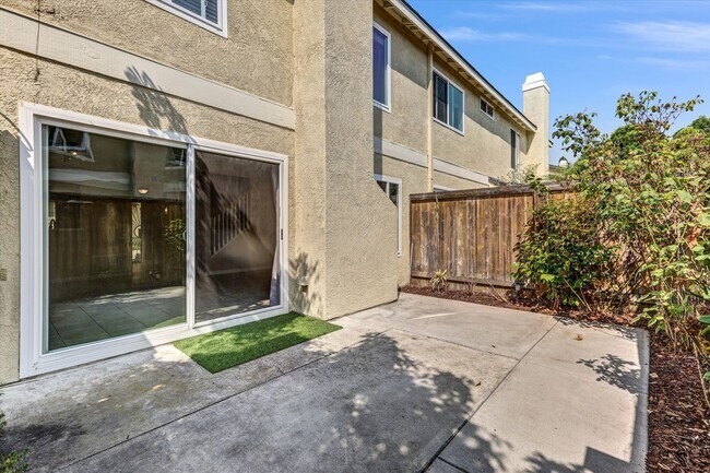 Building Photo - $500 Move In Special! 3 BD, 2.5 BA Townhome At The Groves In Carmel Valley-Del Mar