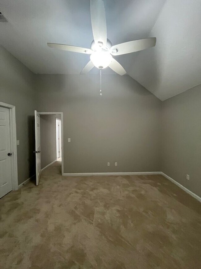 Building Photo - 3 Bedroom, 2.5 Bathroom in Lexington!