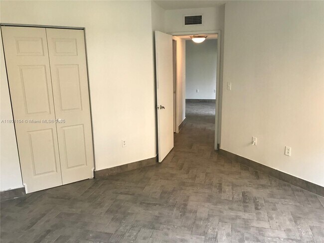 Building Photo - 9731 Fontainebleau Blvd