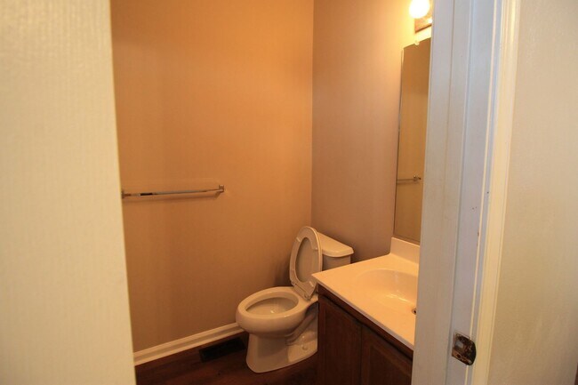 Building Photo - 2 Bedroom 2 Bath Townhome