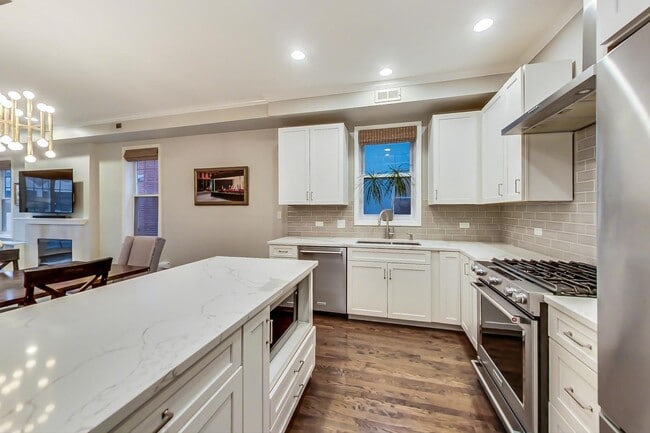 Building Photo - 1328 W Belmont Ave