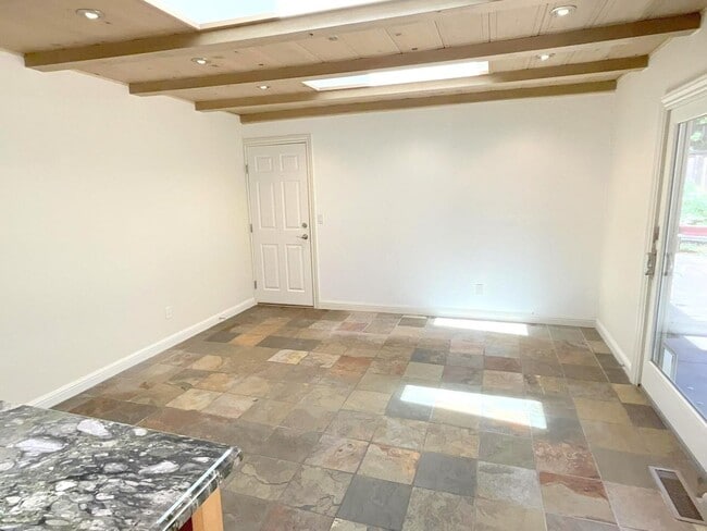 Building Photo - TOP LOCATION & TOP SCHOOLS ! Remodeled SAR...