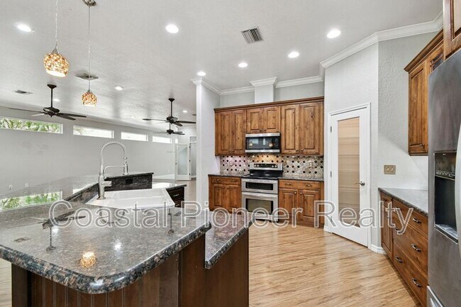 Building Photo - 6105 S Elkins Ave