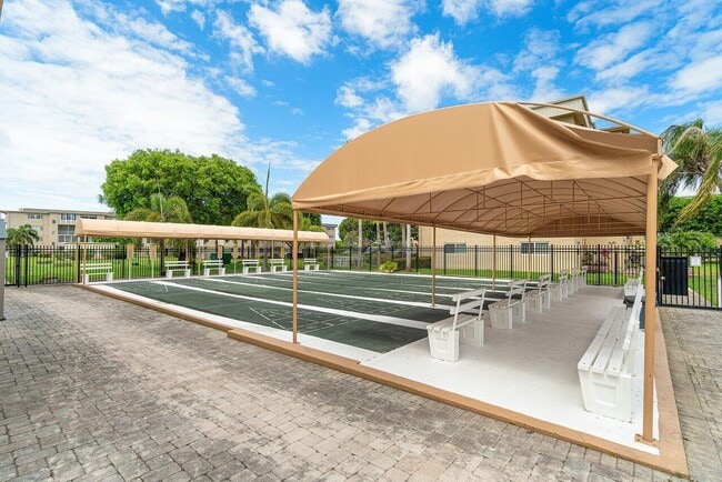 Building Photo - 2615 NE 1st Ct