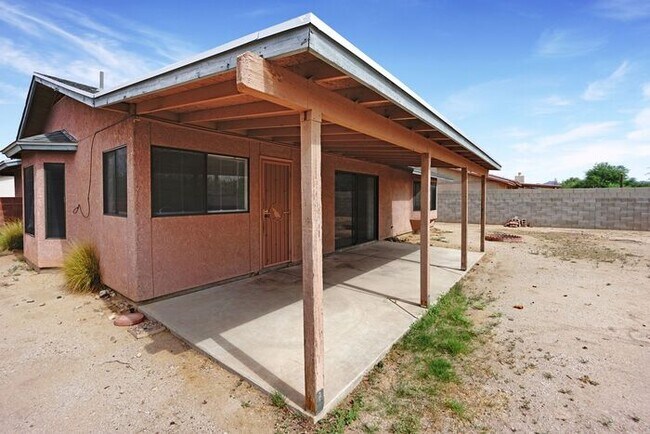 Building Photo - Stylish & Bright 3-Bed Oasis with Desert B...