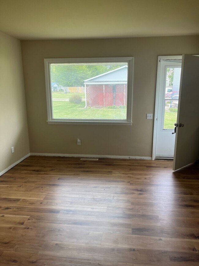 Building Photo - BROOKSTON...2 Bedroom 1 Bath