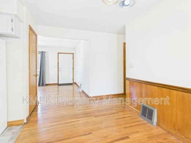 Building Photo - 316 Lynn Dr
