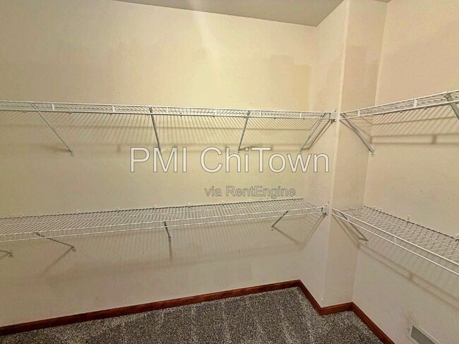 Building Photo - 2050 Rockland Dr