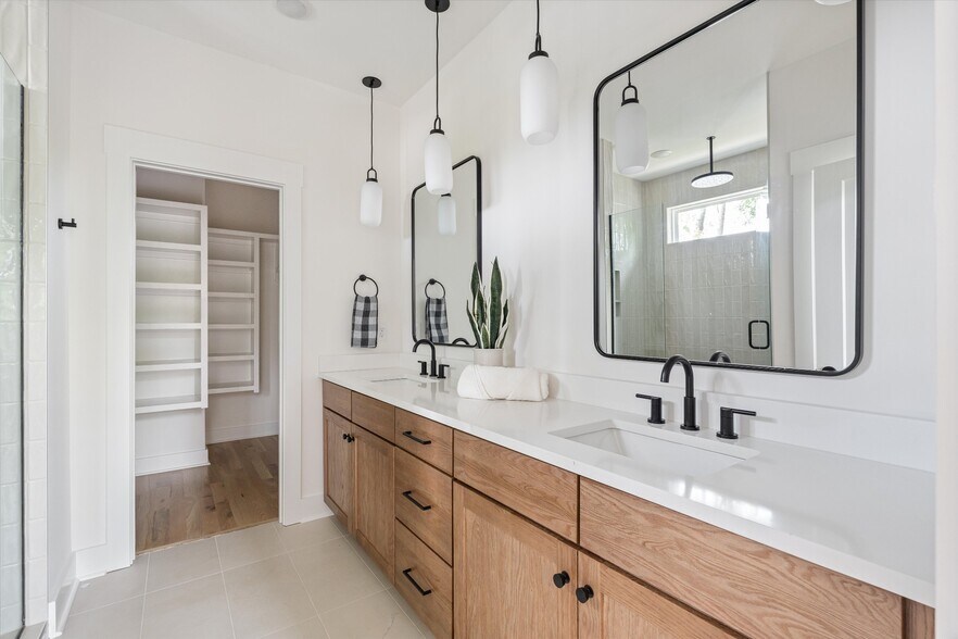 Building Photo - 2826 Clifton Ave