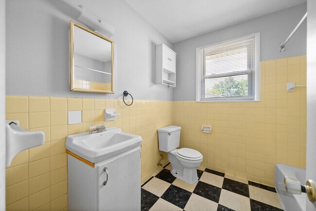 Building Photo - 454 Circle Dr