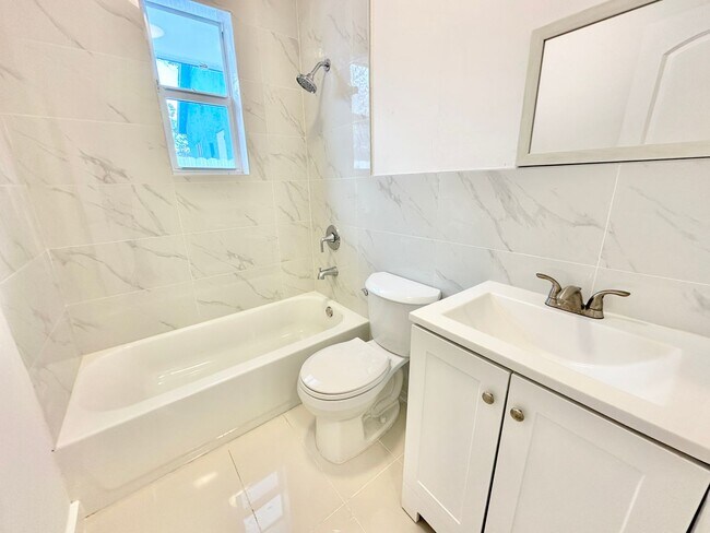Building Photo - Freshly remodelled 2bed/1bath in a duplex ...