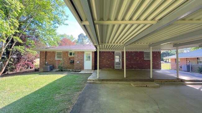 Building Photo - 3-Bedroom with so much to offer !