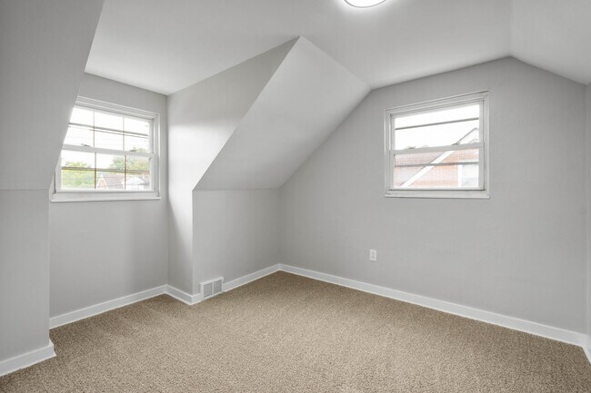 Building Photo - MOVE IN SPECIAL! SCORE HALF OFF 1ST MONTH'...