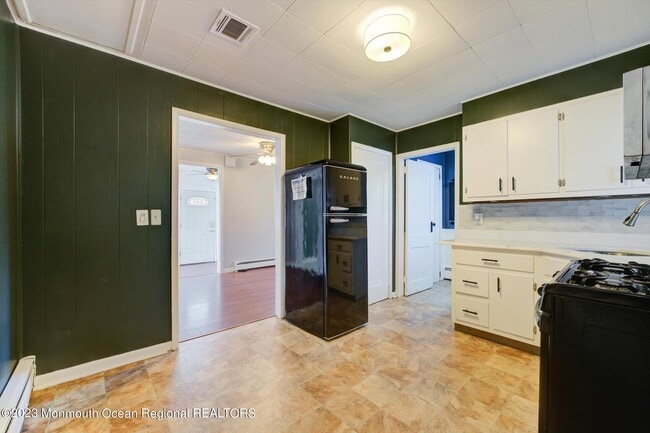 Building Photo - 446 E Arverne Ave