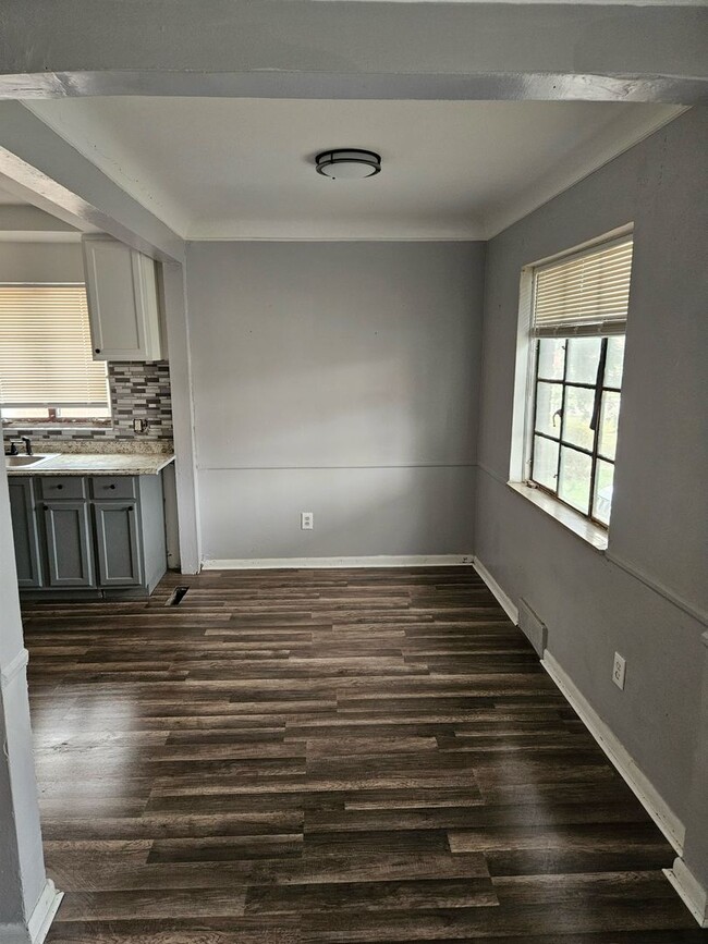 Building Photo - 2 Bedroom Duplex