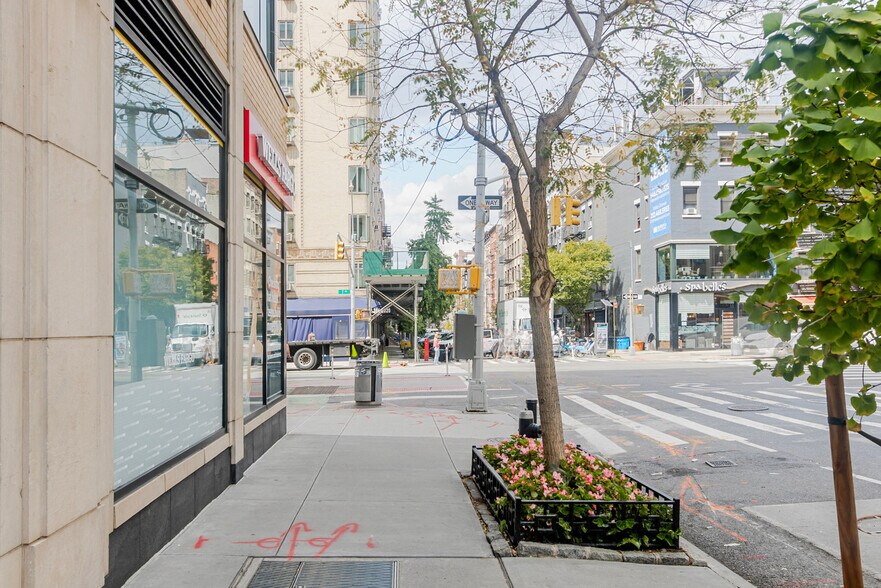 Building Photo - 180 W 20th St