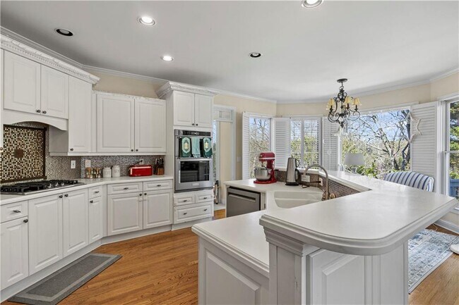 Building Photo - 5685 Lake Manor Trce
