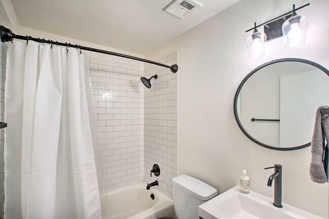 Building Photo - 1233 E Marny Rd