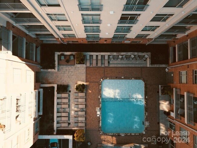 Building Photo - 425 W Trade St