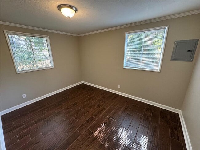 Building Photo - 401 Elmwood Dr