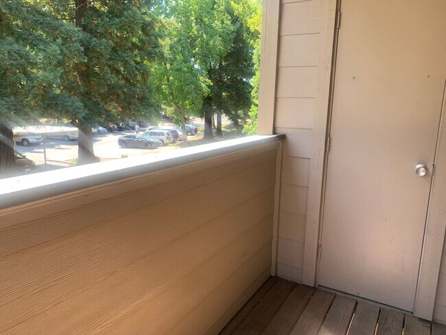 Building Photo - Beautiful upstairs condo with Washer and D...