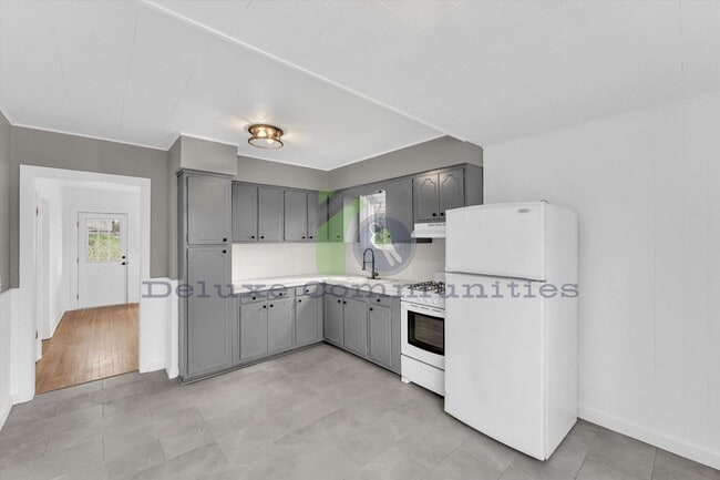 Building Photo - Rare 1-Bedroom Full Home – Big Kitchen, Ha...