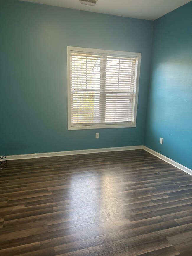 Building Photo - Charming 2BR Condo in Raleigh exelent loca...