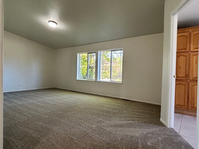 Building Photo - Large Single Family Home in Country with Office