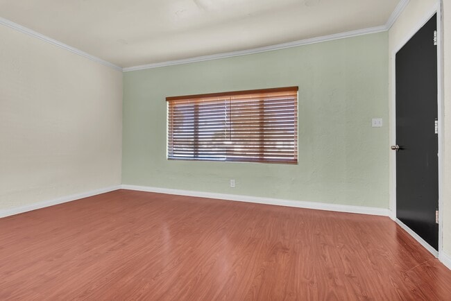 Building Photo - 905 N Albertson Ave