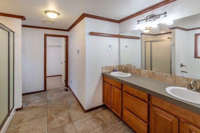 Building Photo - This could be your dream home! Must see!!