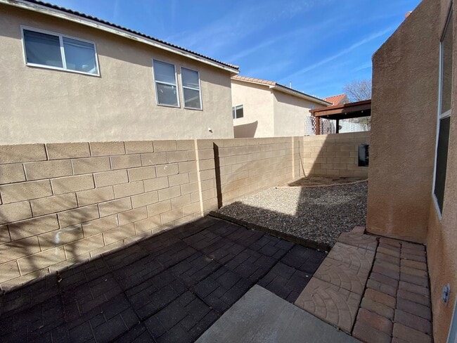 Building Photo - 3 bed 2.5 bath
