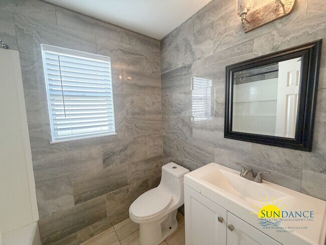 Building Photo - Adorable 3 Bedroom Home in Bluewater Bay!