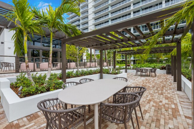 Building Photo - 1480 NW North River Dr