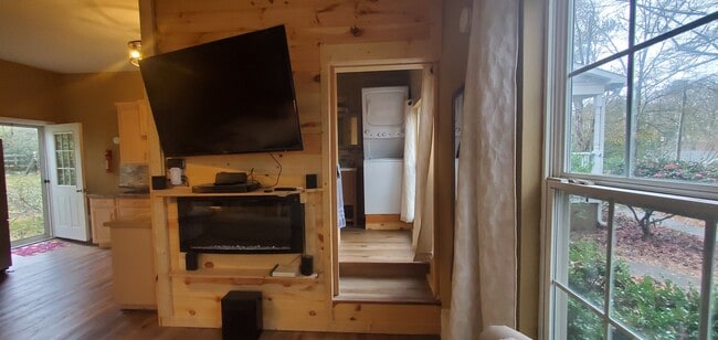 Building Photo - 683 Lakeside Dr