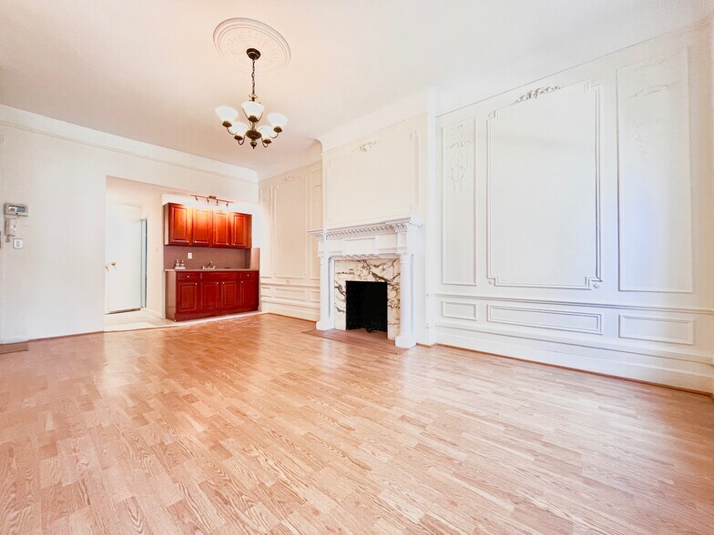 Building Photo - 320 W 106th St