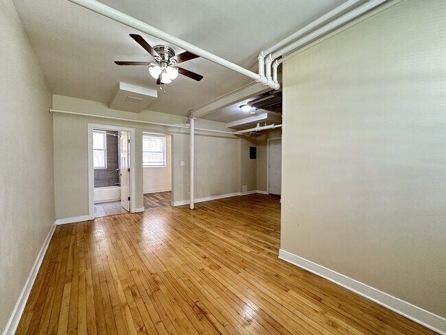 Building Photo - 4824 W Addison St