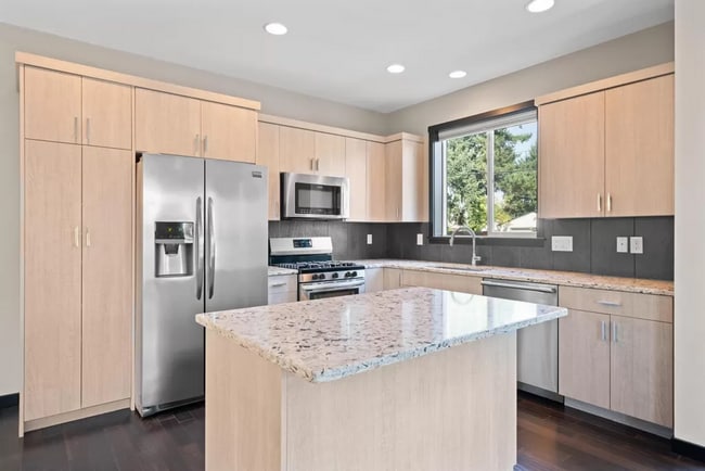 Building Photo - Modern 3 Bedroom + 2.5 bath home in SE Portland!! Brentwood Neighborhood with Air Conditioning!!