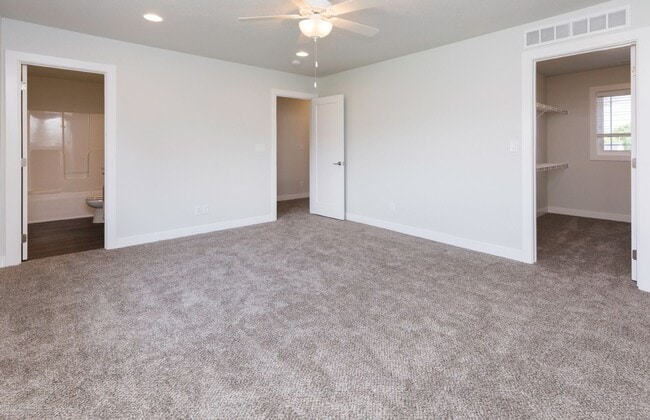 Building Photo - Beautiful, single-family home in Altoona! ...